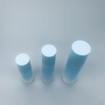 Niebieskie plastikowe butelki z pompką bezpowietrzną do olejków eterycznych